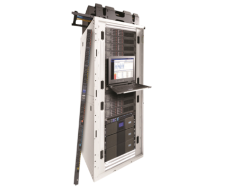 Eaton IT-Infrastruktur-Rack mit Servern, Netzwerktechnik und Monitoring-Laptop